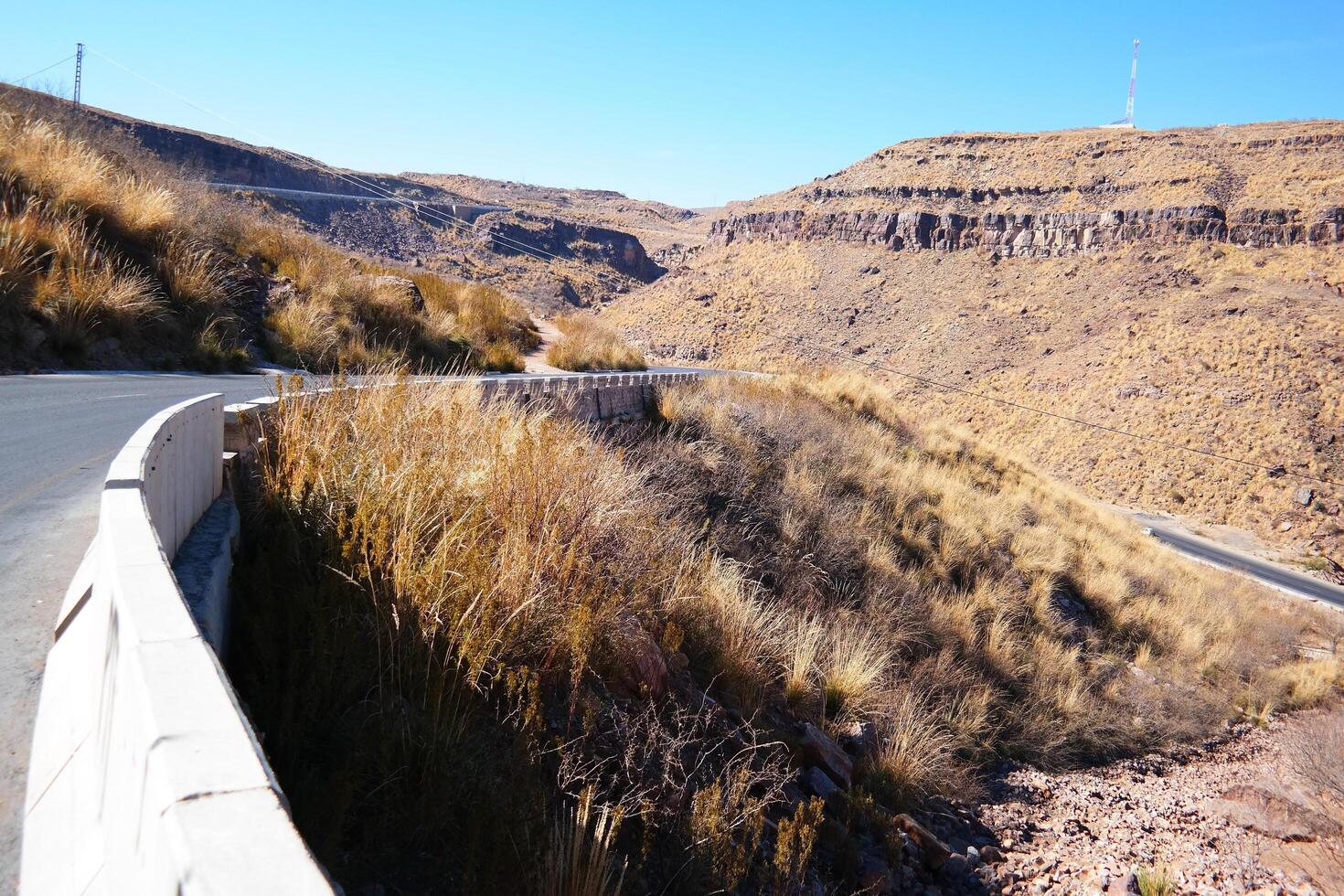 un la carretera en el montaña , esta la carretera es conocido como quetta camino, rakhi gaj acero puente es famoso en el mundo sus un nuevo preguntarse en constricción en Pakistán en 2023-09-25 foto