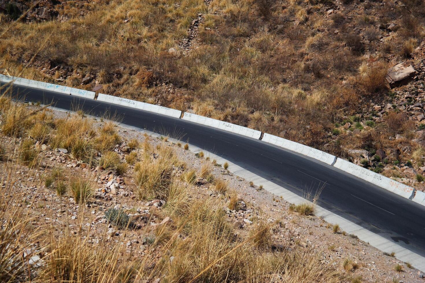 a road in the mountain , this road is known as quetta road, rakhi gaj steel bridge is famous in the world its a new wonder in constriction in Pakistan on 2023-09-25 photo