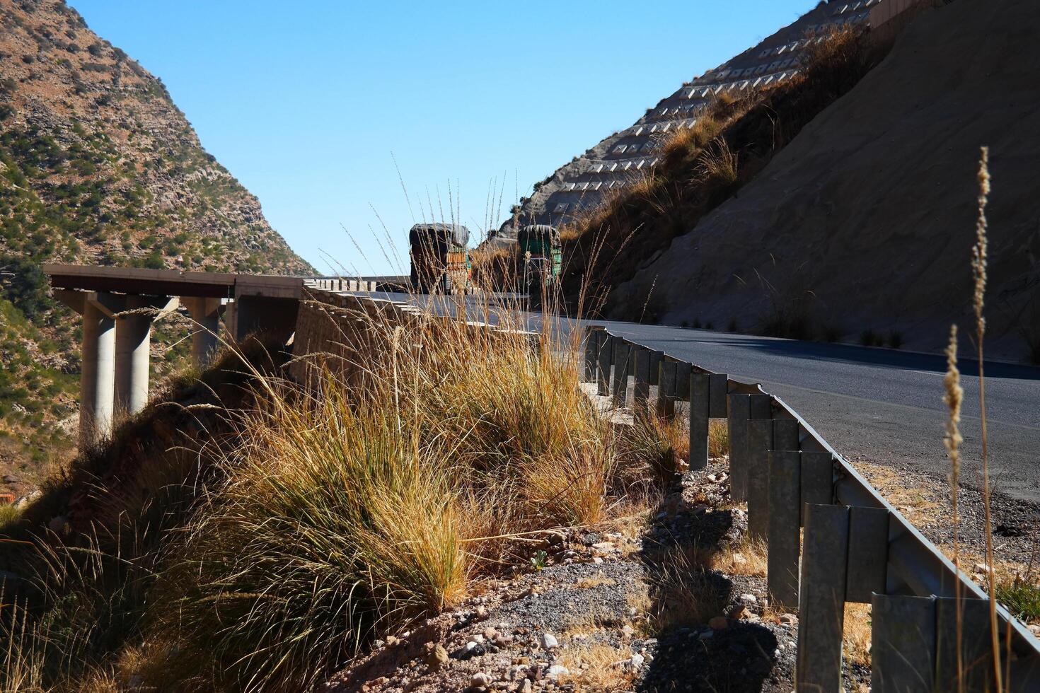 un la carretera en el montaña , esta la carretera es conocido como quetta camino, rakhi gaj acero puente es famoso en el mundo sus un nuevo preguntarse en constricción en Pakistán en 2023-09-25 foto