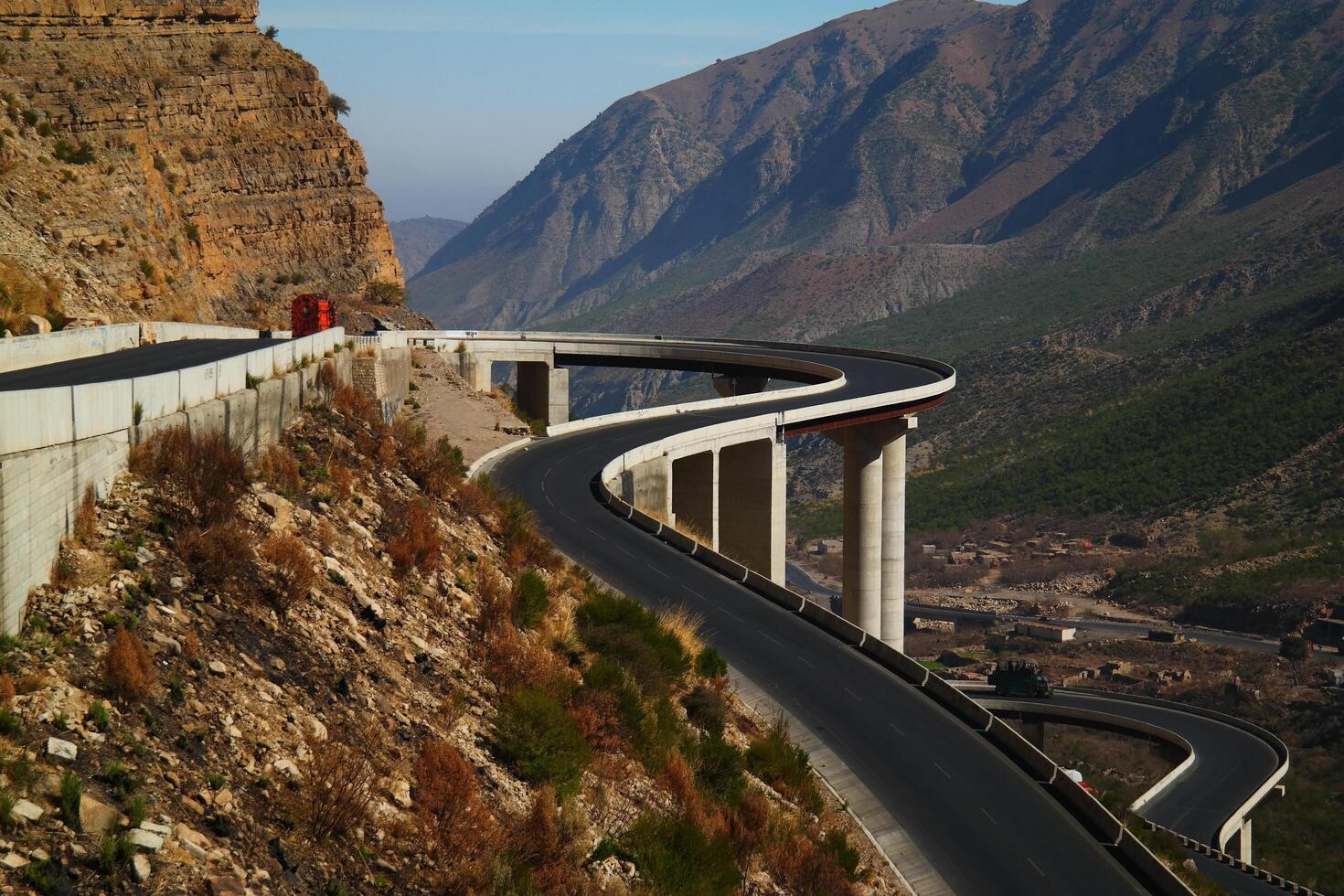 a road in the mountain , this road is known as quetta road, rakhi gaj steel bridge is famous in the world its a new wonder in constriction in Pakistan on 2023-09-25 photo