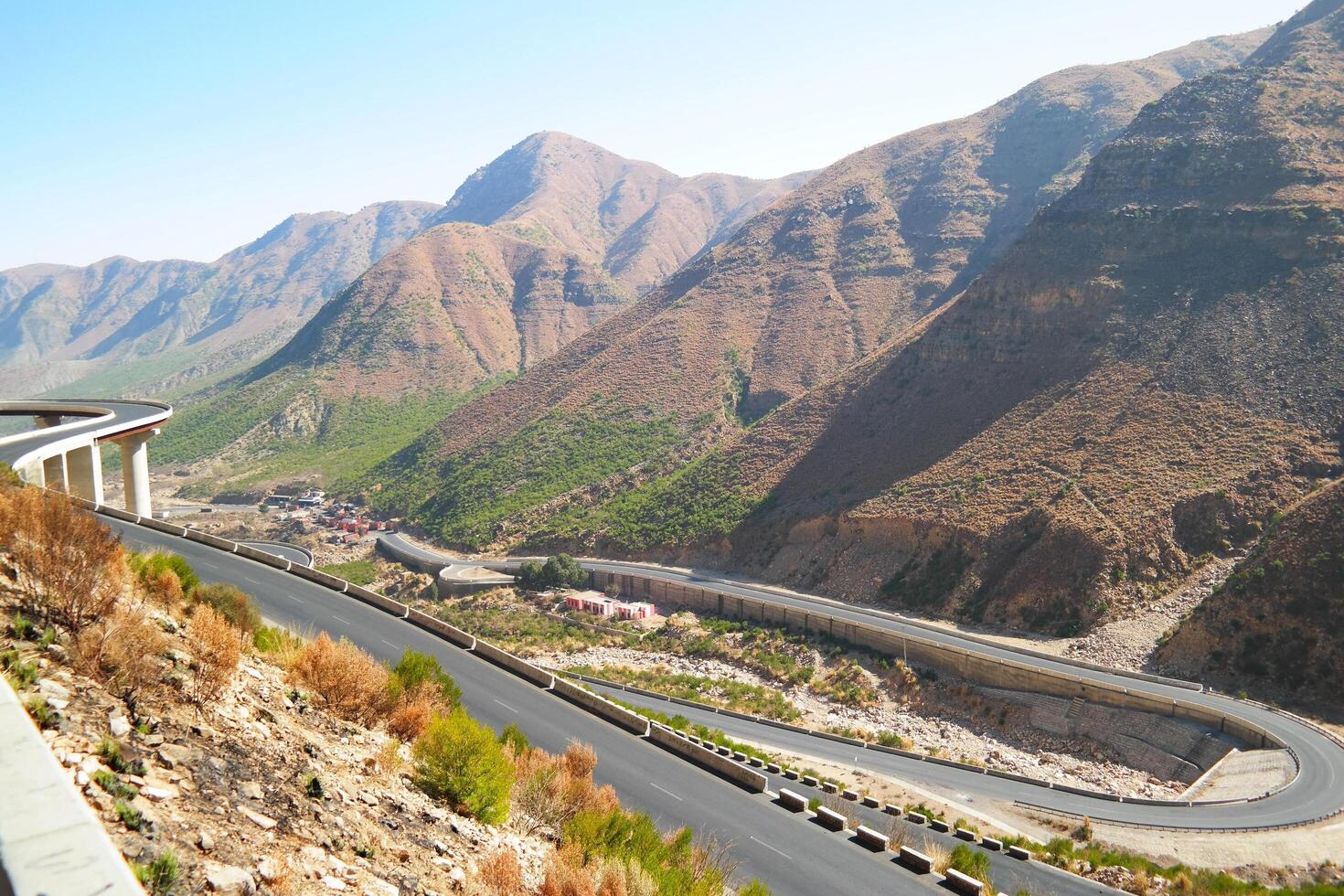 a road in the mountain , this road is known as quetta road, rakhi gaj steel bridge is famous in the world its a new wonder in constriction in Pakistan on 2023-09-25 photo