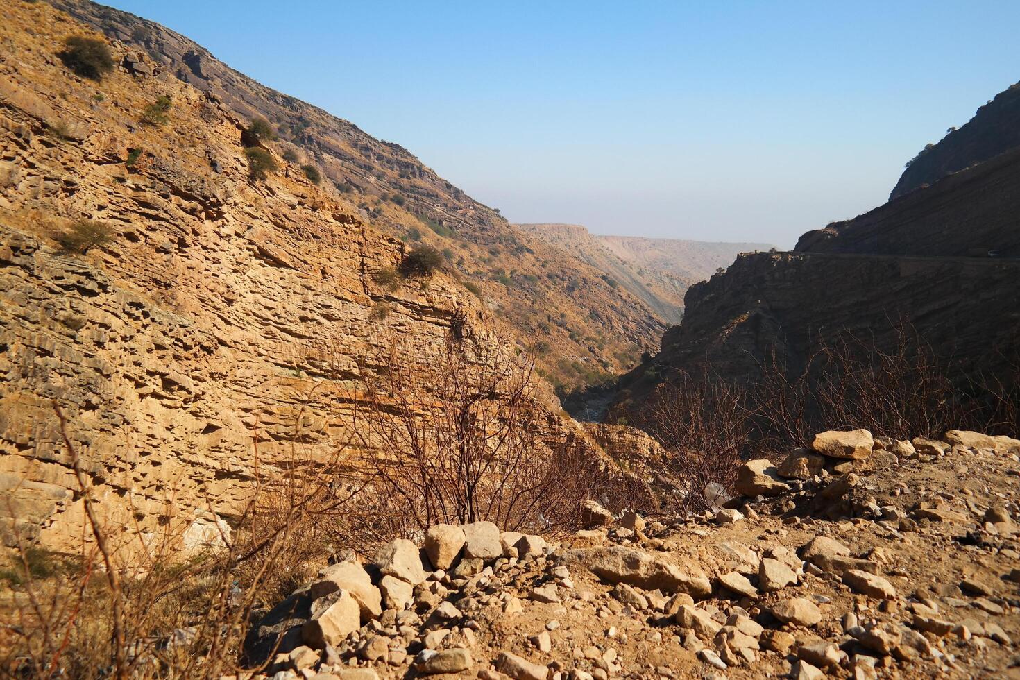 un la carretera en el montaña , esta la carretera es conocido como quetta camino, rakhi gaj acero puente es famoso en el mundo sus un nuevo preguntarse en constricción en Pakistán en 2023-09-25 foto