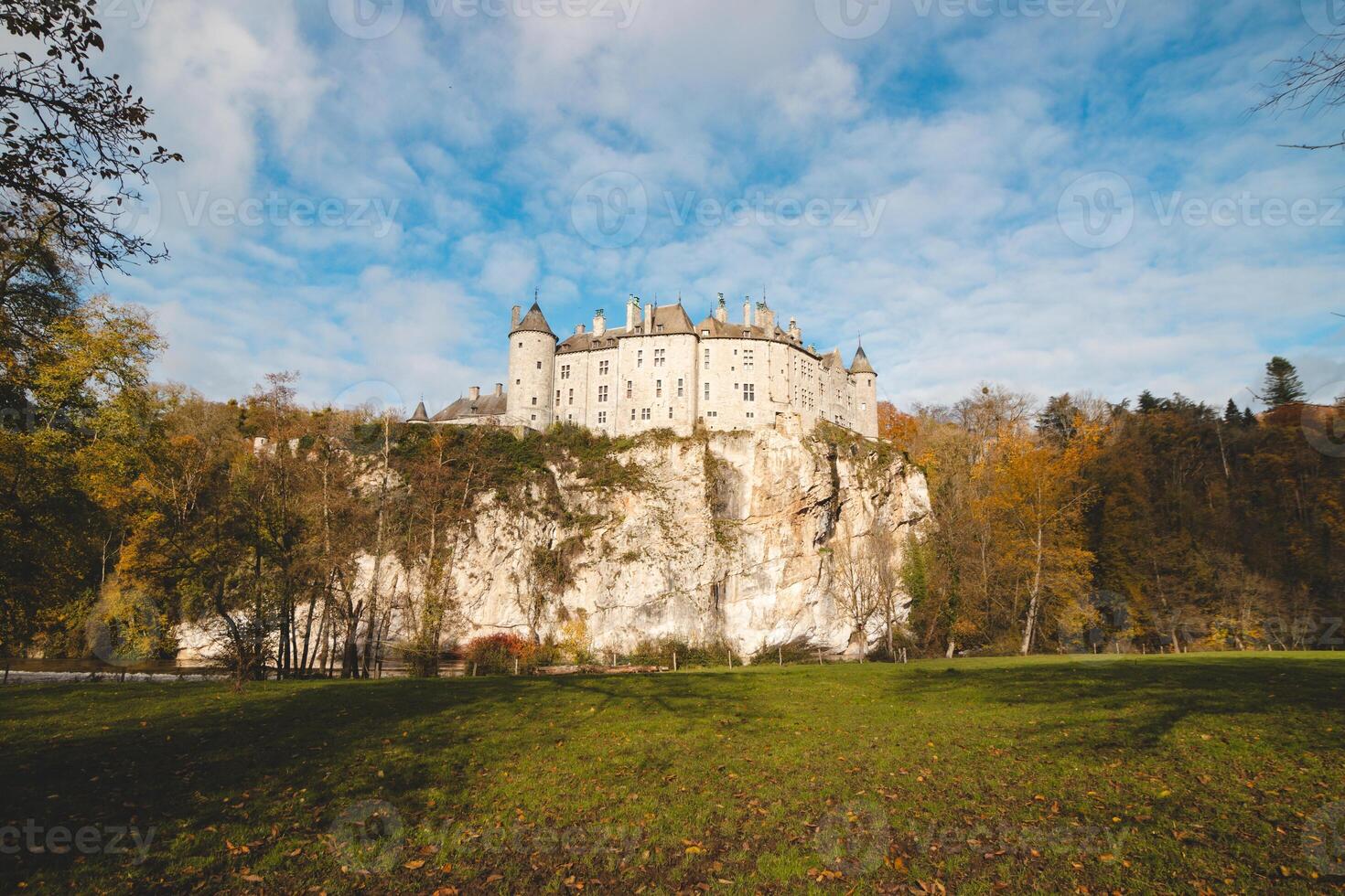 medieval vals castillo en el bancos de el río menos en el valonia región de del Sur Bélgica. gótico renacimiento castillo soportes en un escarpado rock en el provincia Namur foto