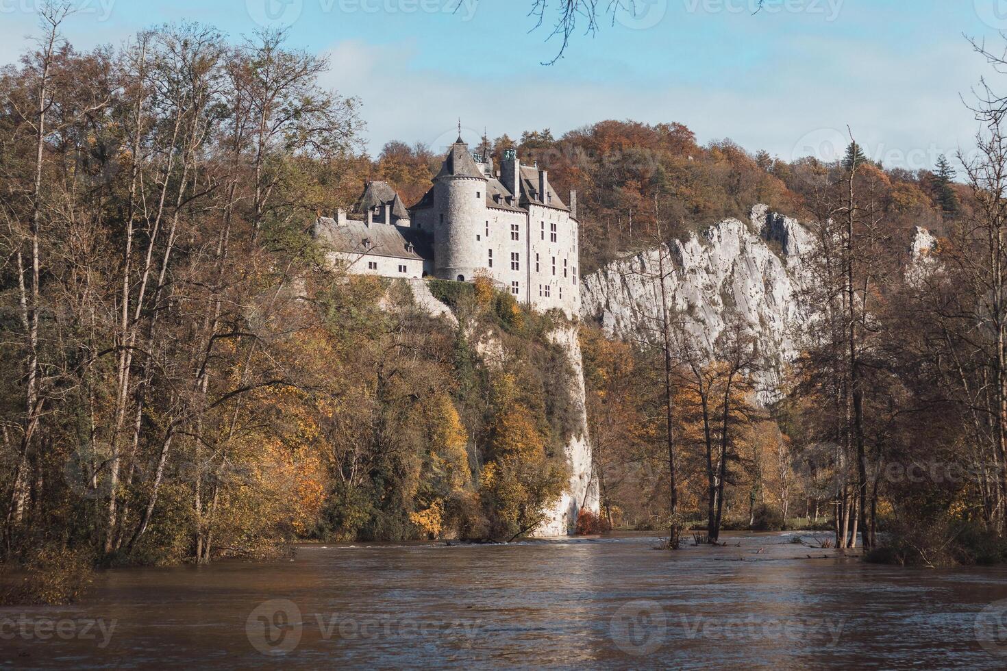 medieval vals castillo en el bancos de el río menos en el valonia región de del Sur Bélgica. gótico renacimiento castillo soportes en un escarpado rock en el provincia Namur foto