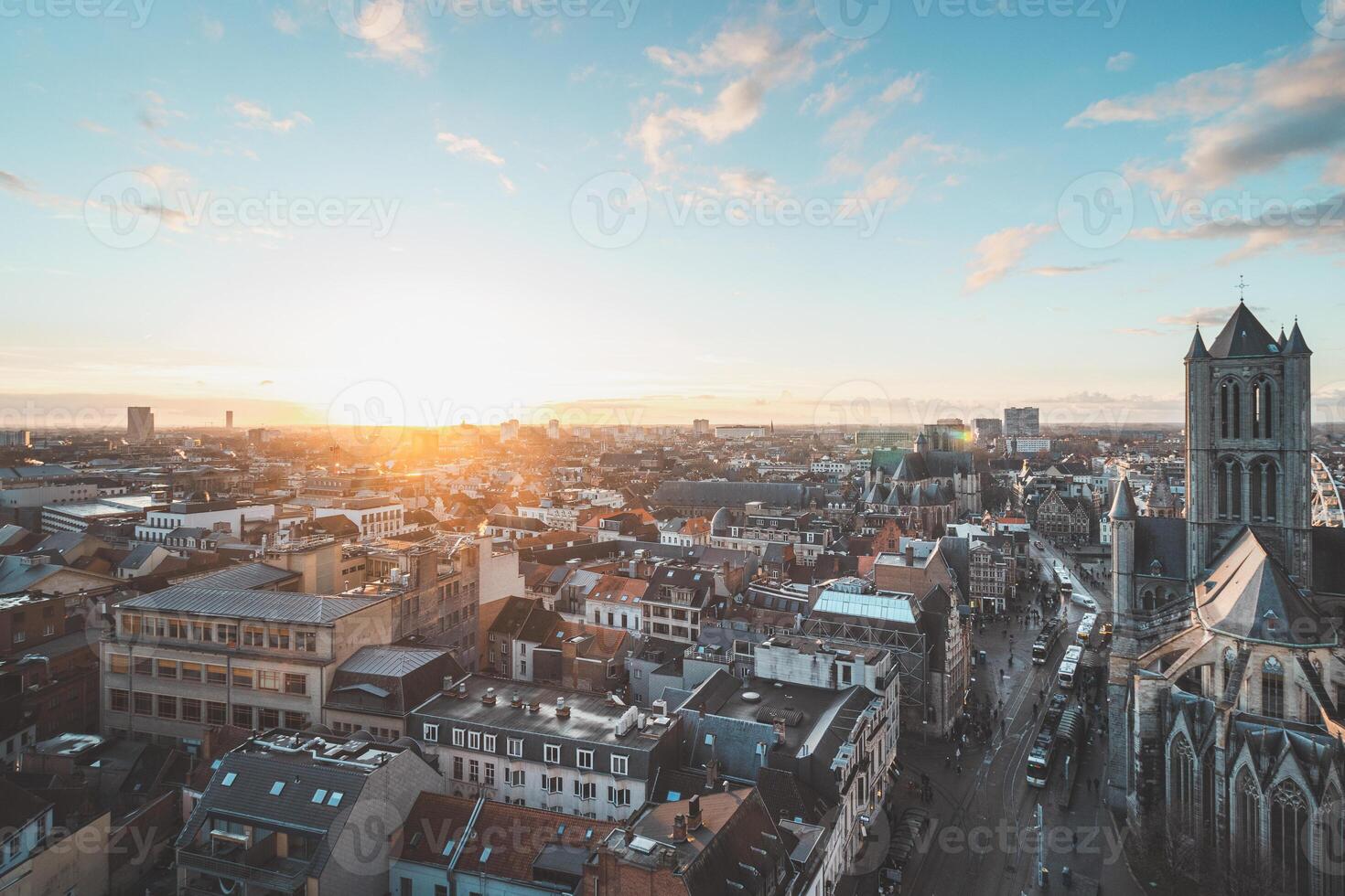 acecho el puesta de sol terminado Gante desde el histórico torre en el ciudad centro. romántico colores en el cielo. rojo ligero esclarecedor gante, flandes región, Bélgica foto