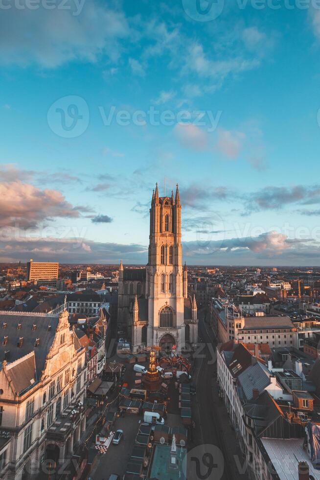 acecho el puesta de sol terminado Gante desde el histórico torre en el ciudad centro. romántico colores en el cielo. rojo ligero esclarecedor gante, flandes región, Bélgica foto