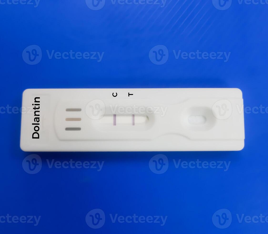 Rapid test device for Phenytoin test, therapeutic drug, to maintain a therapeutic level and diagnose potential for toxicity. photo