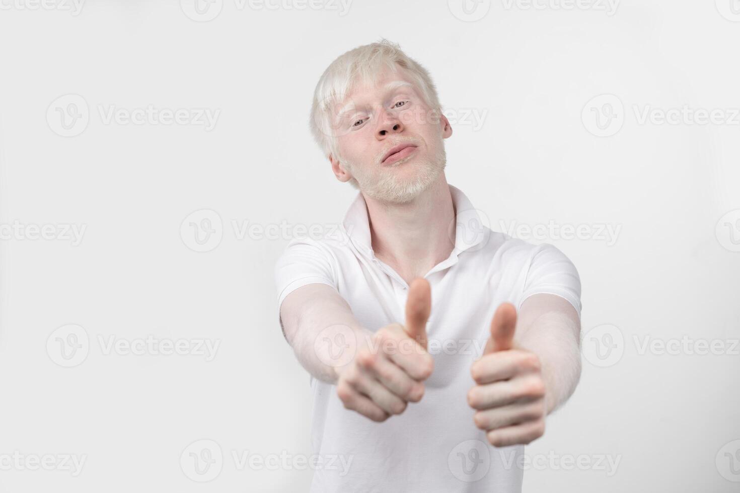 retrato de un albino hombre en estudio vestido camiseta aislado en un blanco antecedentes. anormal desviaciones raro apariencia foto