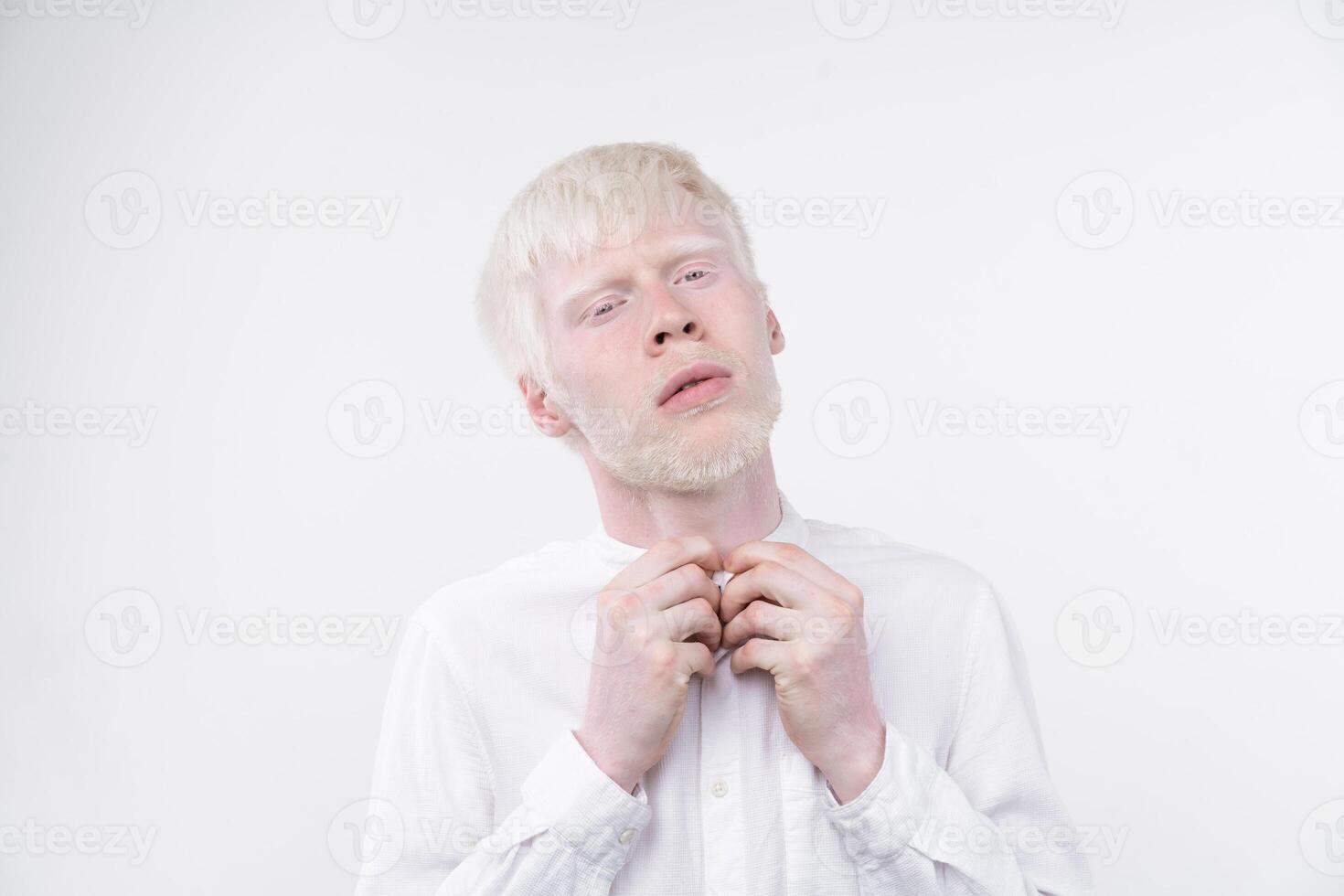 retrato de un albino hombre en estudio vestido camiseta aislado en un blanco antecedentes. anormal desviaciones raro apariencia foto