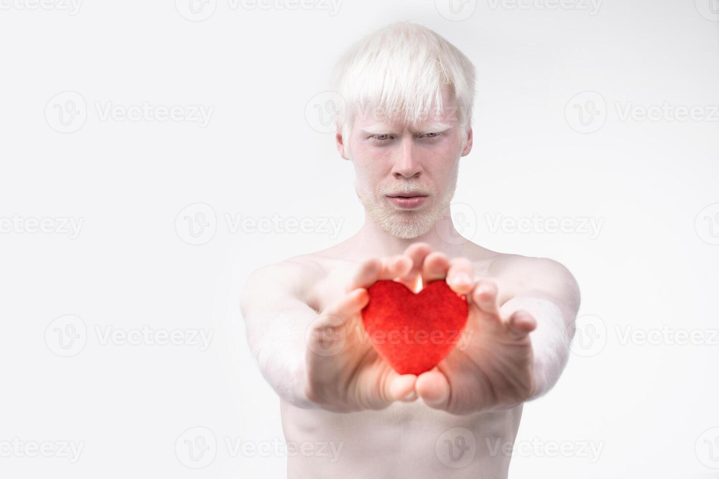 retrato de un albino hombre en estudio vestido camiseta aislado en un blanco antecedentes. anormal desviaciones raro apariencia foto