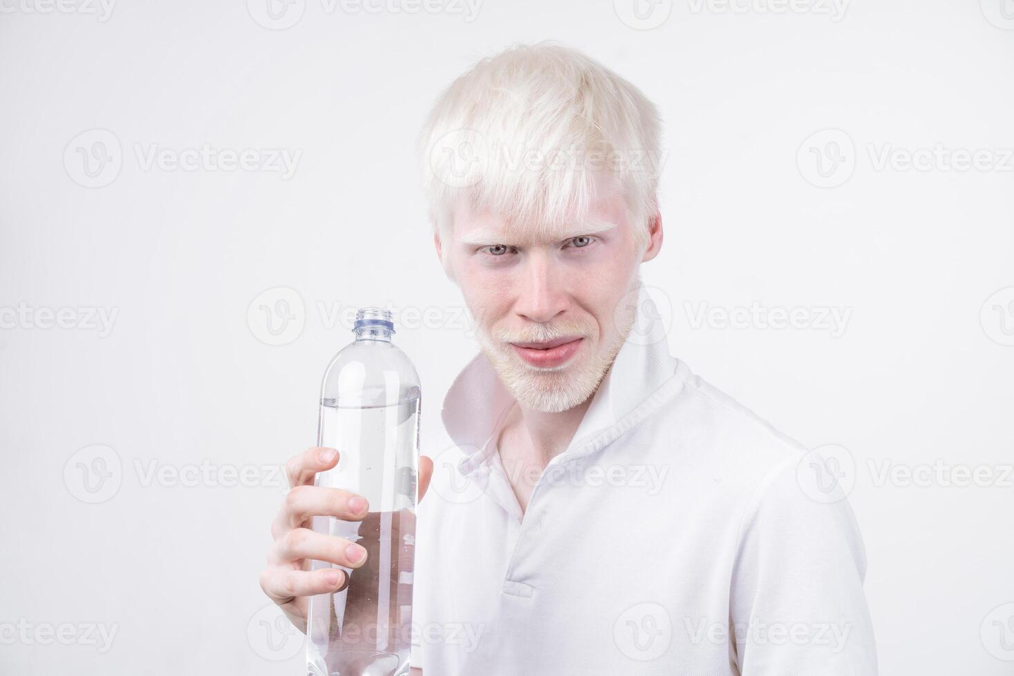 retrato de un albino hombre en estudio vestido camiseta aislado en un blanco antecedentes. anormal desviaciones raro apariencia foto