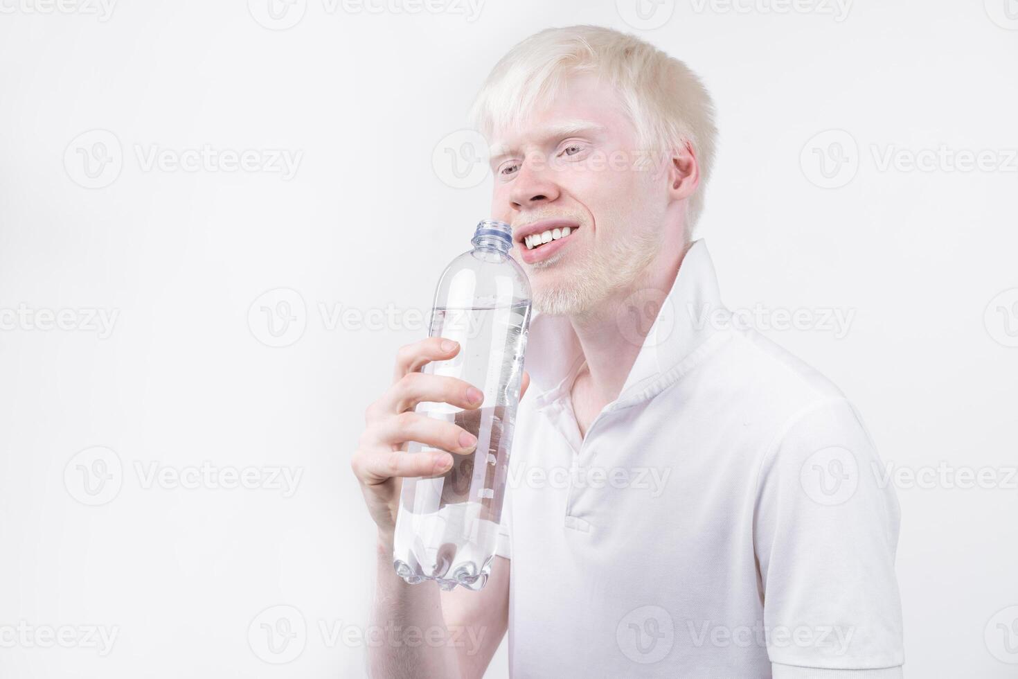 retrato de un albino hombre en estudio vestido camiseta aislado en un blanco antecedentes. anormal desviaciones raro apariencia foto