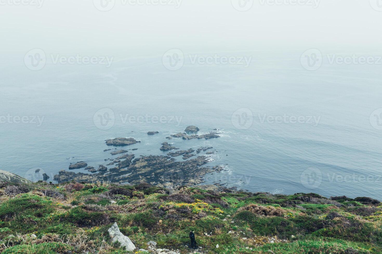 verano atlántico rocoso costa ver grande pedregoso deslizamiento de montaña en precipicio apuntalar y Oceano navegar ondas. crozón, Francia ver cerca el monumento naval aviación capa de el cabra mayo 2018 foto