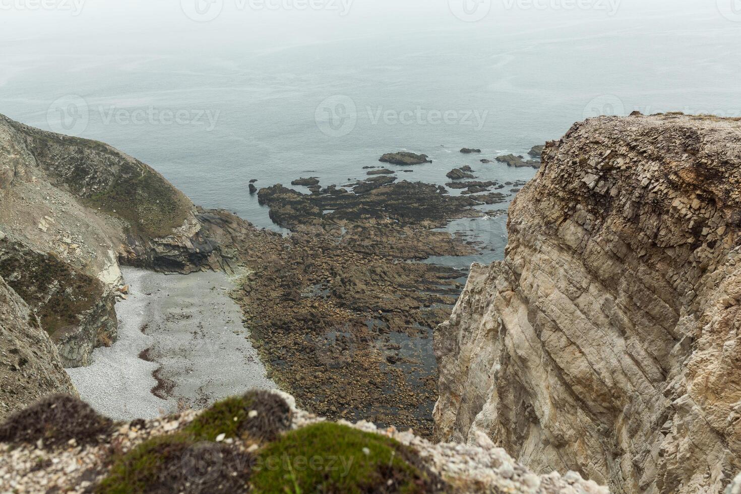 verano atlántico rocoso costa ver grande pedregoso deslizamiento de montaña en precipicio apuntalar y Oceano navegar ondas. crozón, Francia ver cerca el monumento naval aviación capa de el cabra mayo 2018 foto