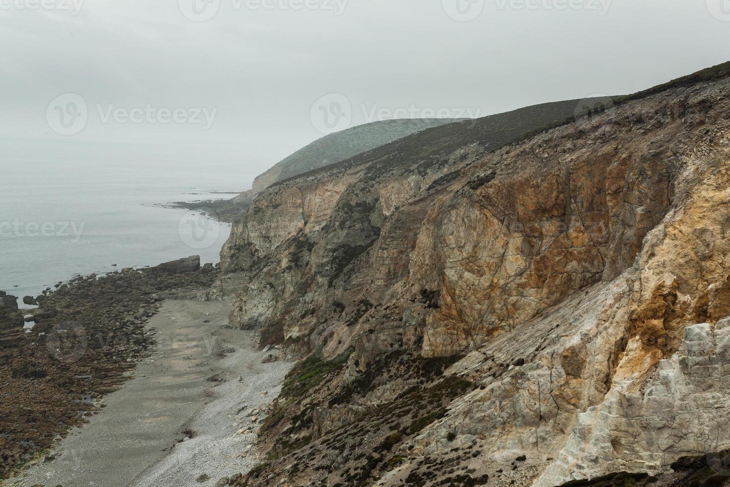 verano atlántico rocoso costa ver grande pedregoso deslizamiento de montaña en precipicio apuntalar y Oceano navegar ondas. crozón, Francia ver cerca el monumento naval aviación capa de el cabra mayo 2018 foto