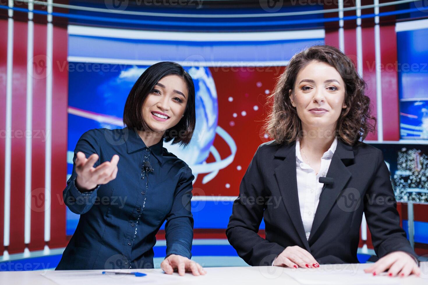 periodistas equipo discutir diario noticias, presentación último eventos en internacional televisión programa en sala de redacción. dos mujer locutores trabajando en entretenimiento segmento con reportaje. foto