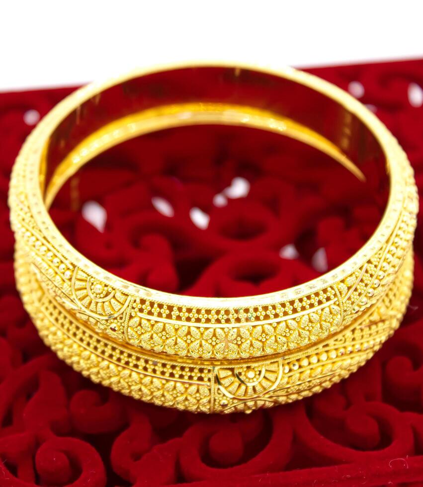 indio diseño oro brazalete aislado en blanco antecedentes foto