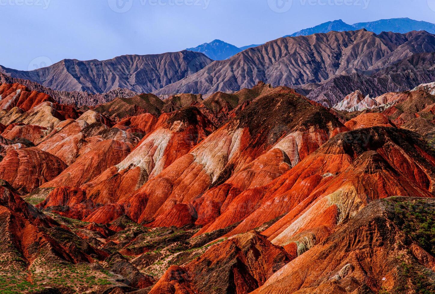 increíble paisaje de China montañas y azul cielo antecedentes en puesta de sol. zhangye danxia nacional geoparque, Gansu, porcelana. vistoso paisaje, arco iris sierras, raro de colores rocas, arenisca erosión foto