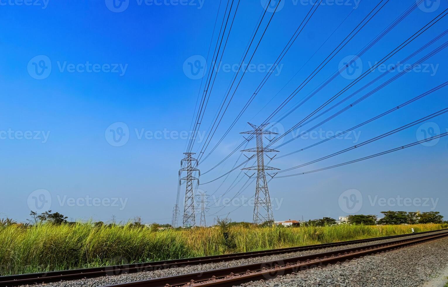 dos torres de Alto voltaje electricidad polos ese cruzar terminado el doble vía ferrocarril pistas foto