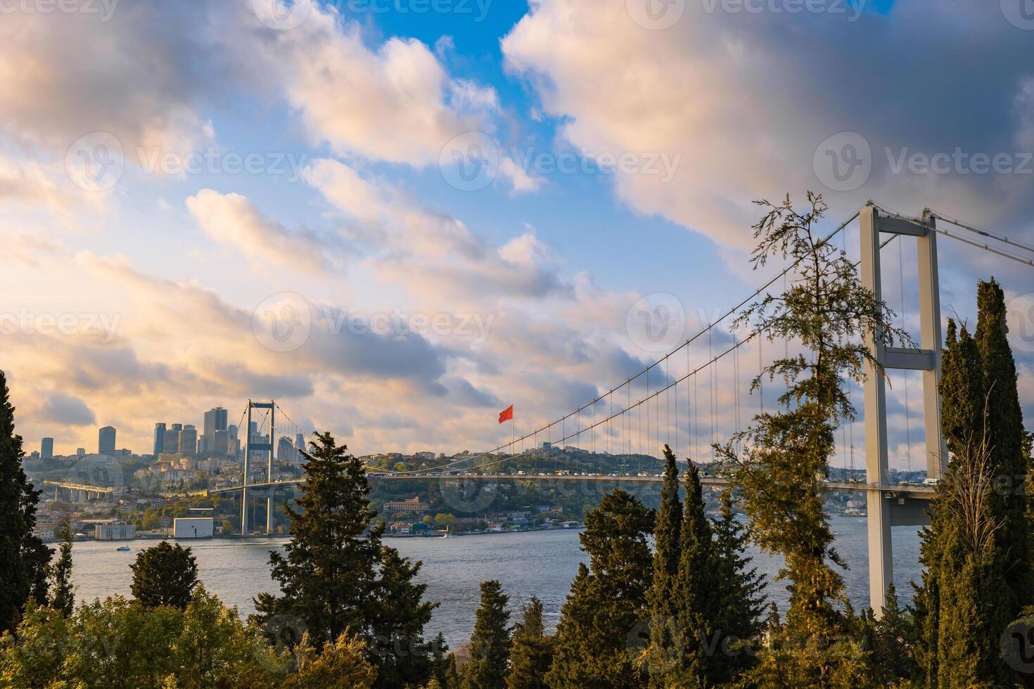 Estanbul a puesta de sol. bósforo puente y paisaje urbano de Estanbul foto