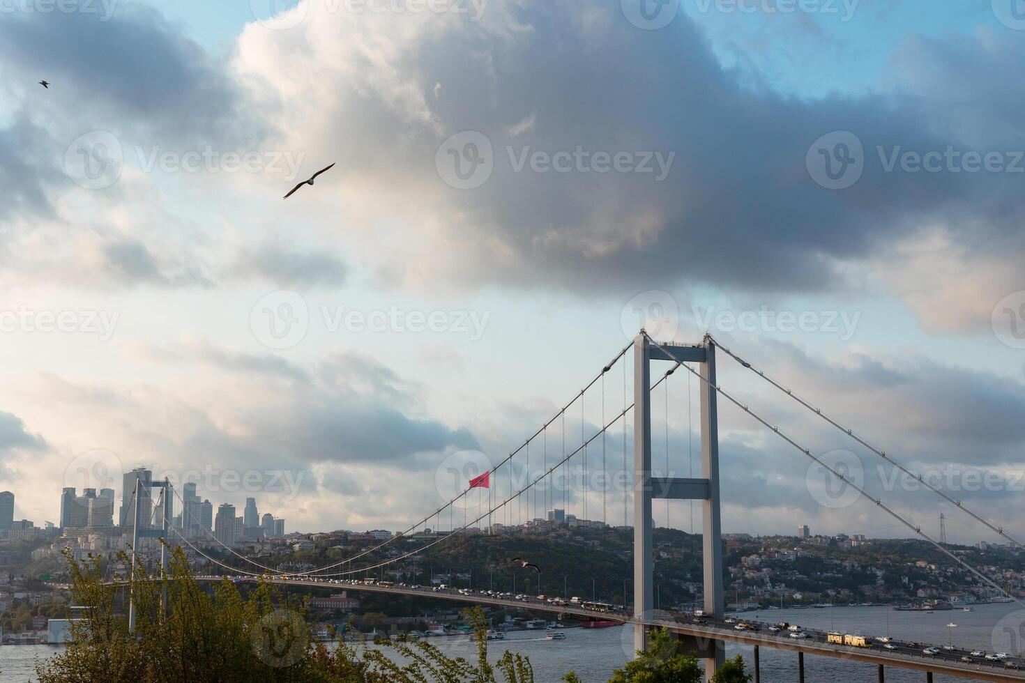 Estanbul vista. Estanbul y bósforo puente con nublado cielo. foto