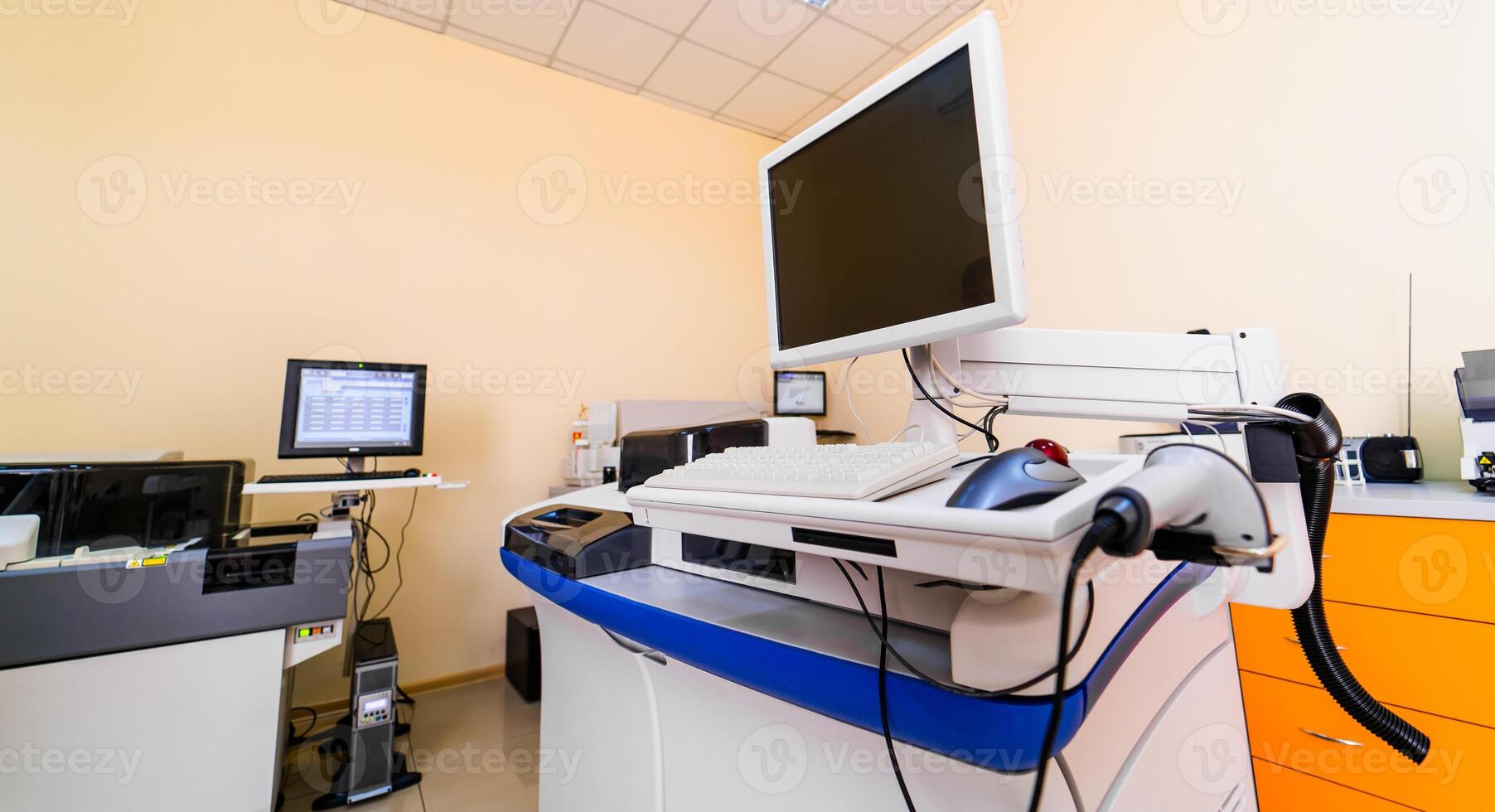 médico sangre centrífugo con pantalla en laboratorio. laboratorio de hematología. neumonía diagnosticando. covid-19 y coronavirus identificación. pandemia foto