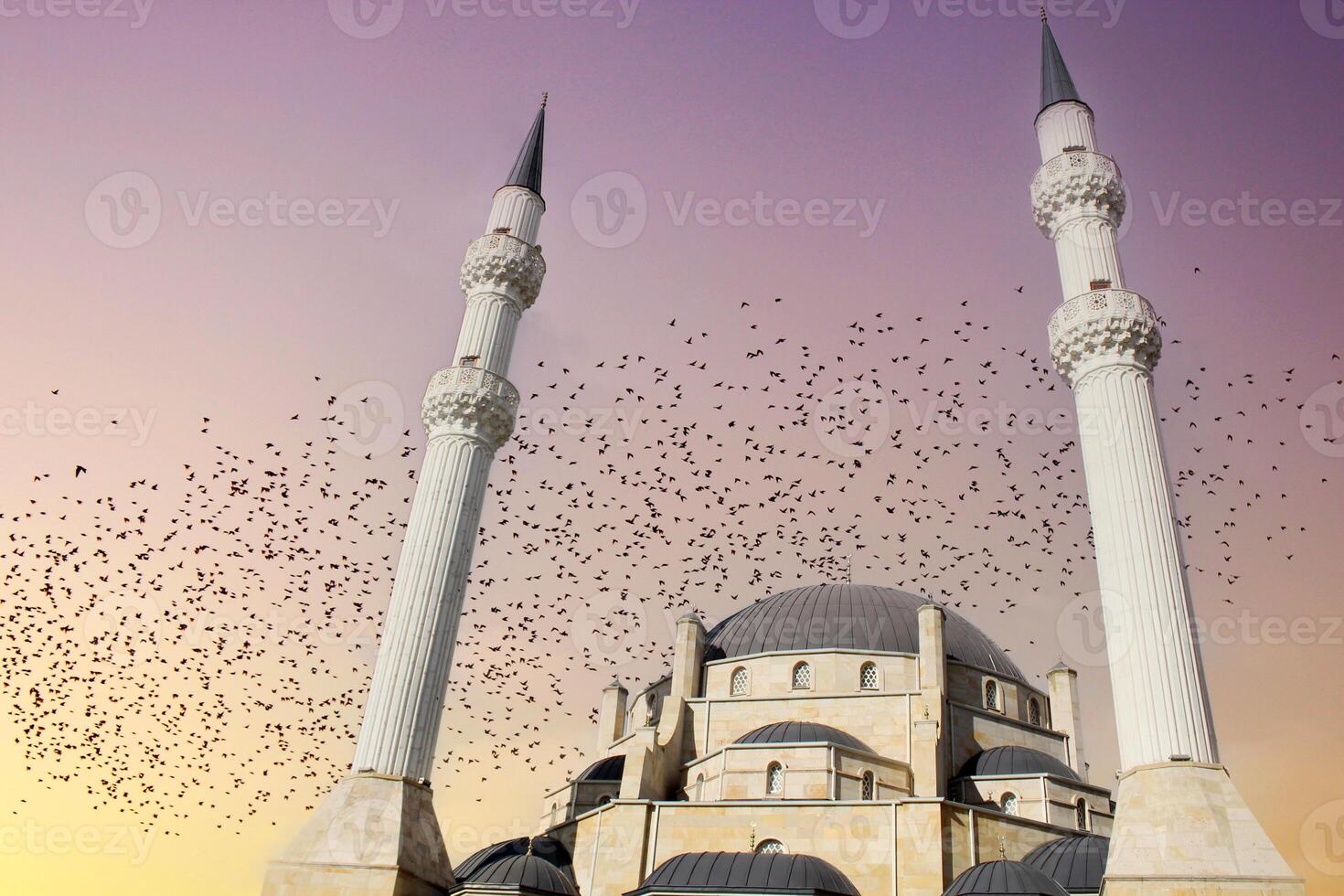 un grande blanco mezquita con dos minaretes. islámico arquitectura foto