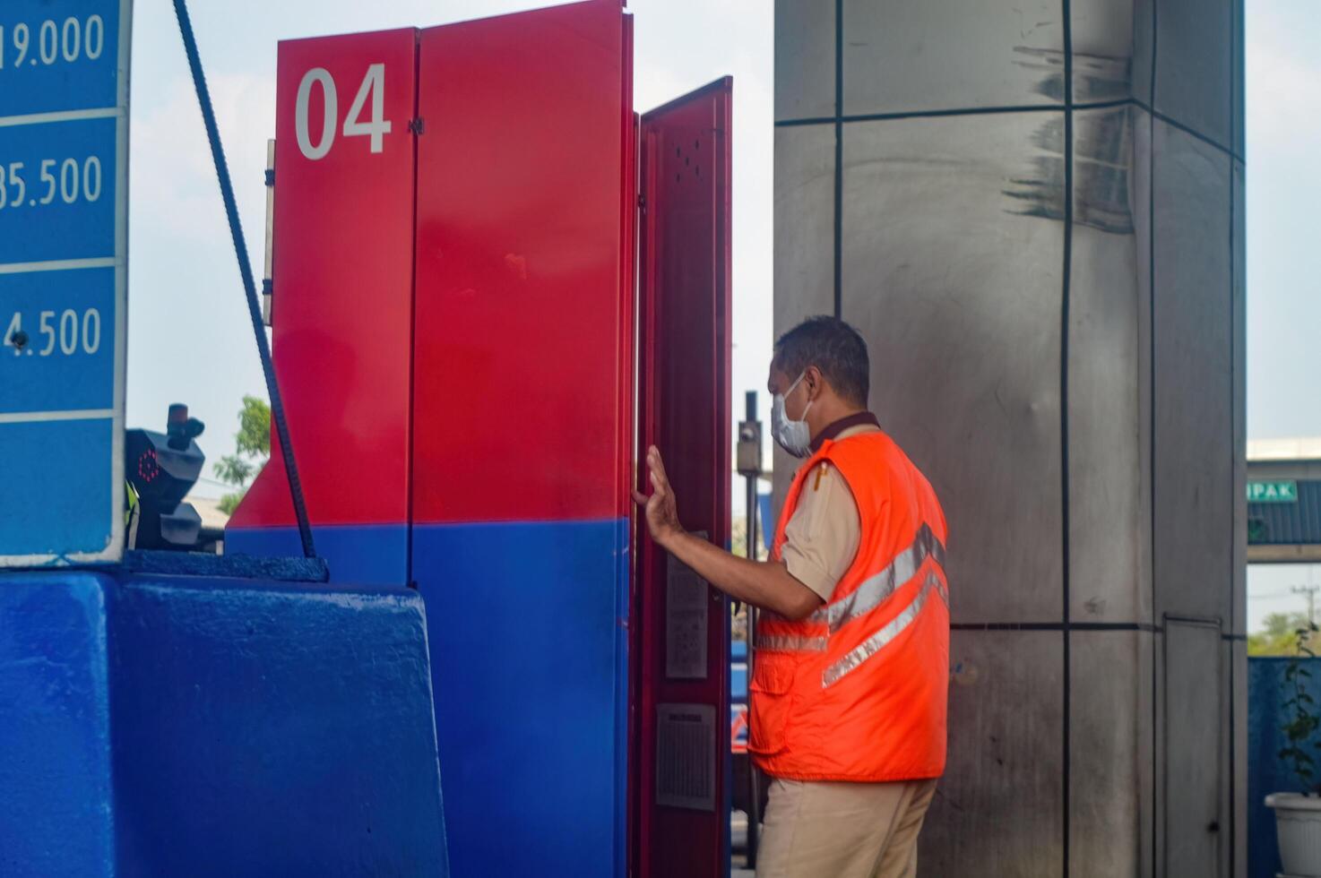 toll road officers repairing e-toll payment machines in Surabaya, indonesia, 17 November 2023. photo