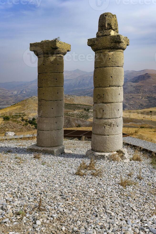 karakus túmulo, toro columnas, adiyaman provincia, Turquía foto