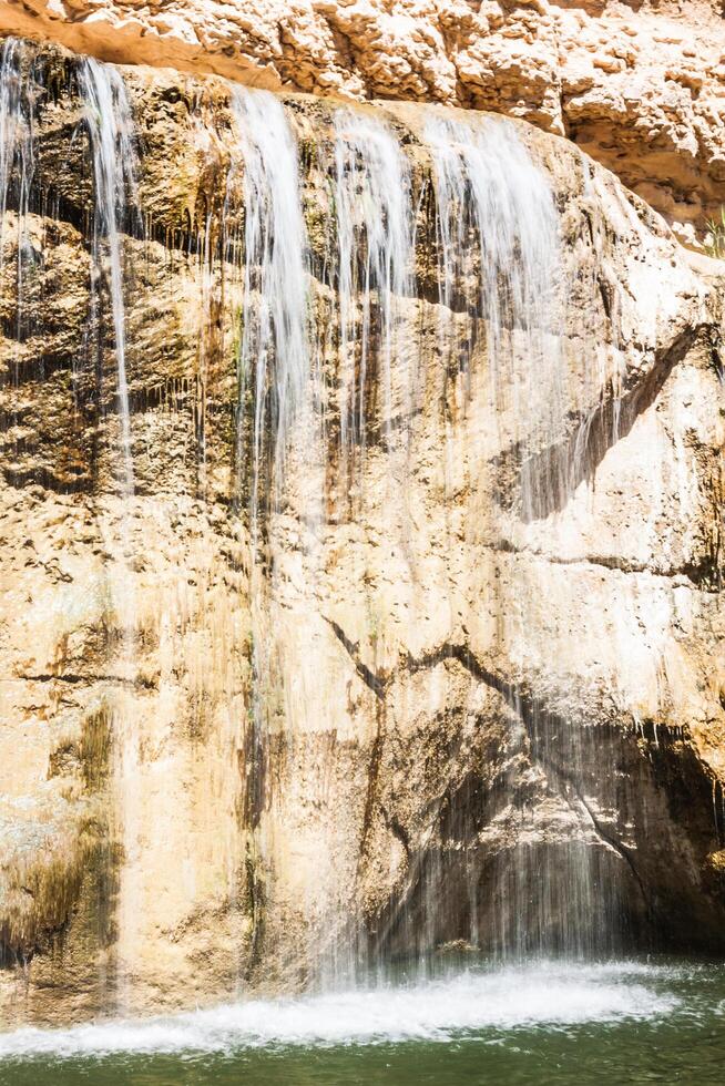 cascada en montaña oasis chebika, Túnez, África foto