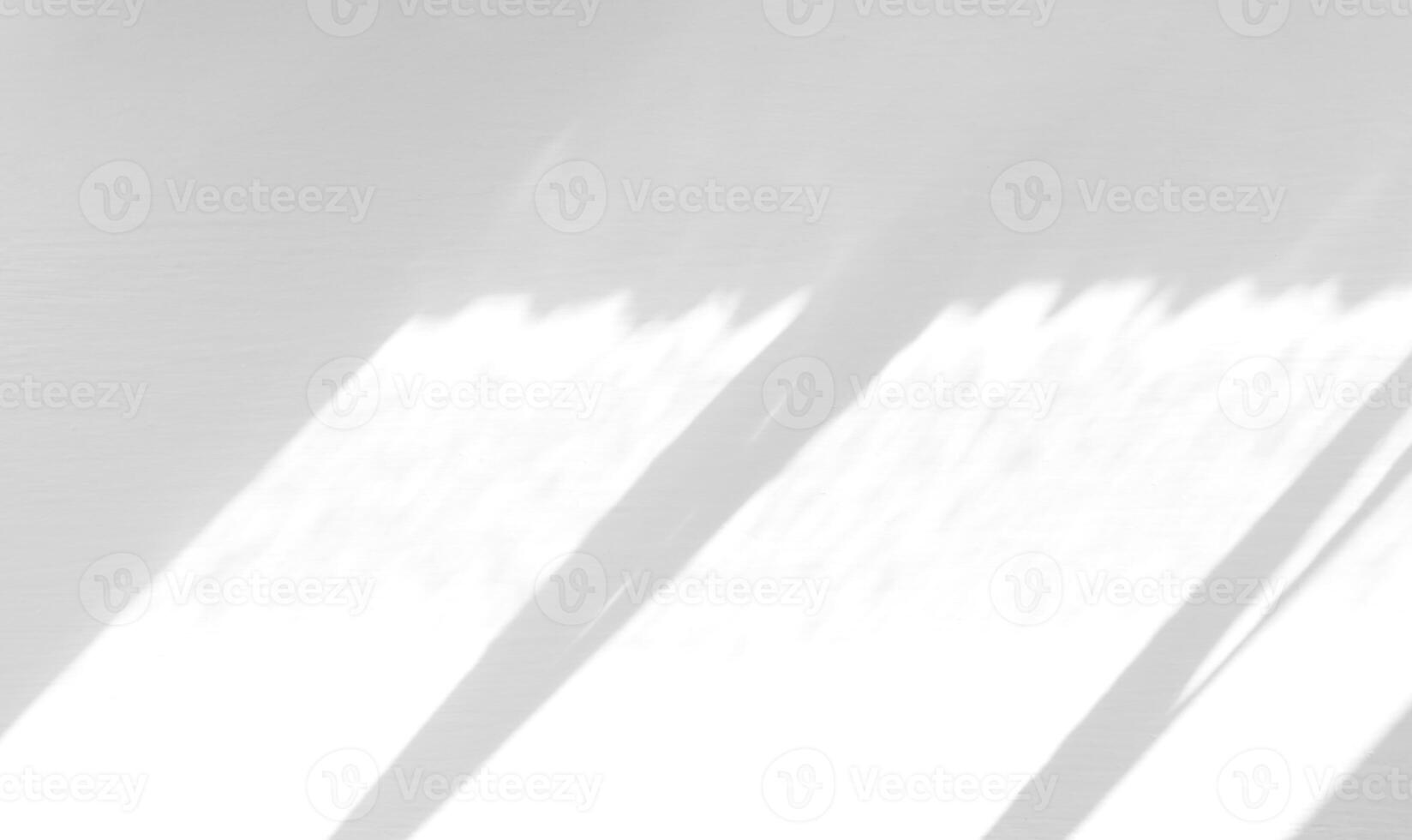 blanco madera pintar con persianas ventana sombra y ligero, vacío gris estudio de madera pared con borroso luz de sol reflexión, en blanco fondo para primavera verano productos cosméticos producto presente foto