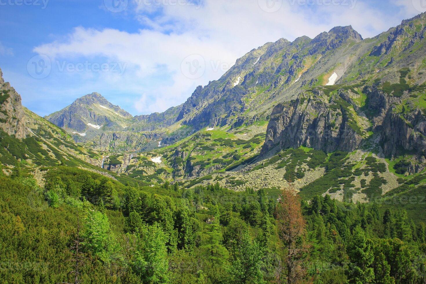 rocoso montañas ver en alto tatras, Eslovaquia foto