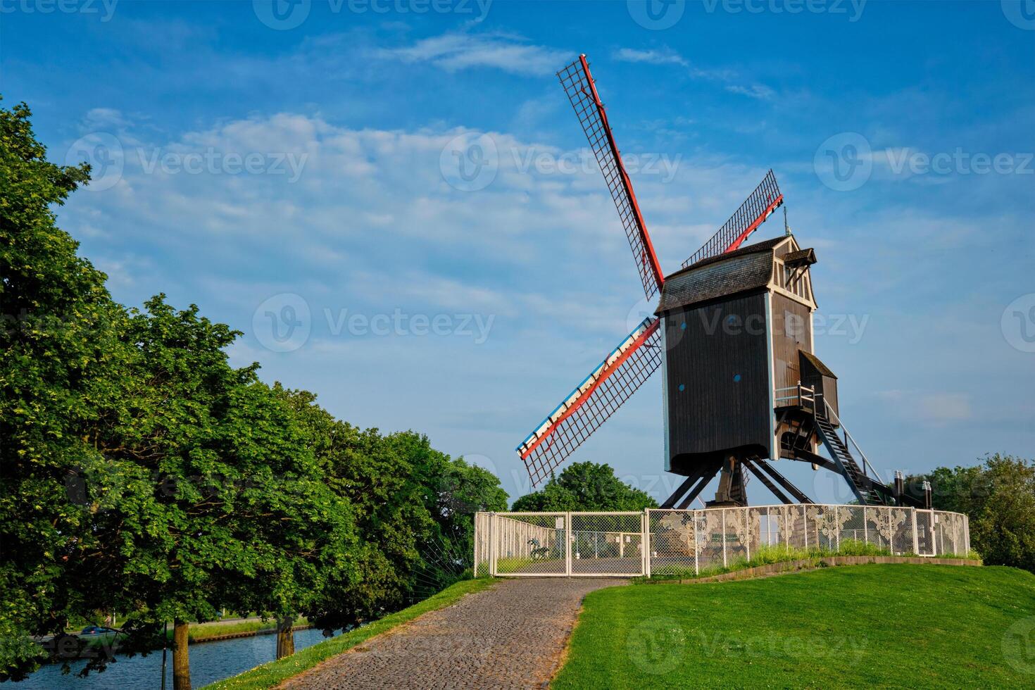 sint-janshuismolen sint-janshuis molino molino en brujas en atardecer, Bélgica foto