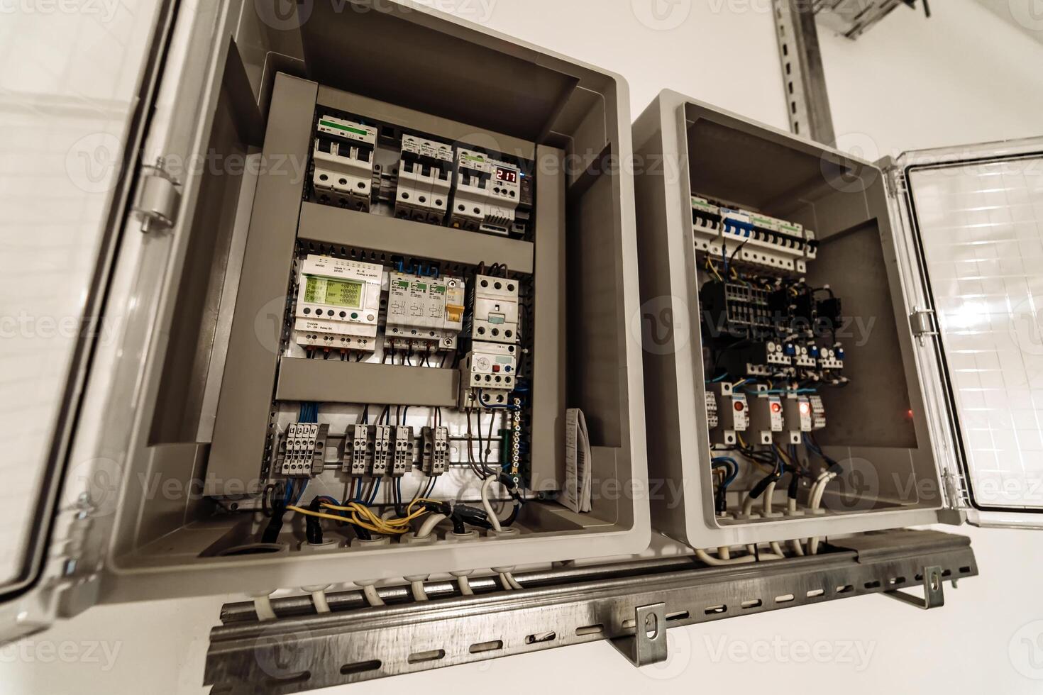 eléctrico panel a un montaje línea fábrica. control S y interruptores.. color alambres en un caja de distribución de un electricidad. foto