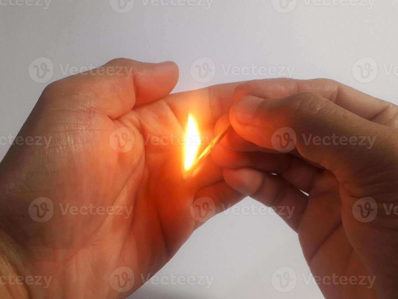 un hombre Encendiendo un de madera partido foto