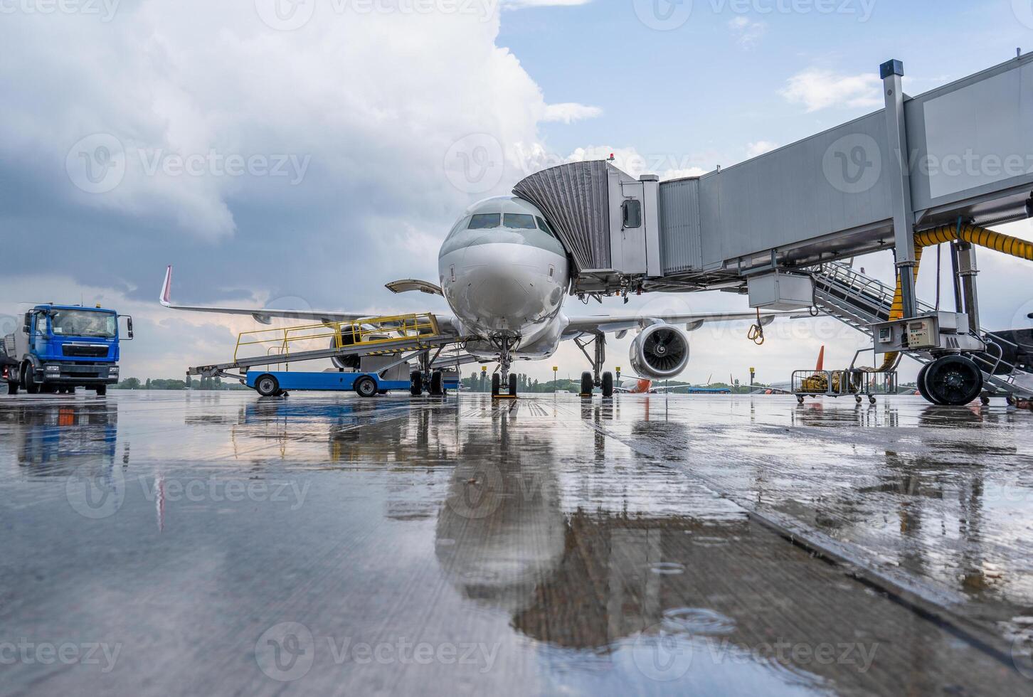 avión a el aeropuerto. pasajeros tablero mediante un telescópico pasarela. cargando equipaje. preparando para el vuelo. manejo servicio. foto