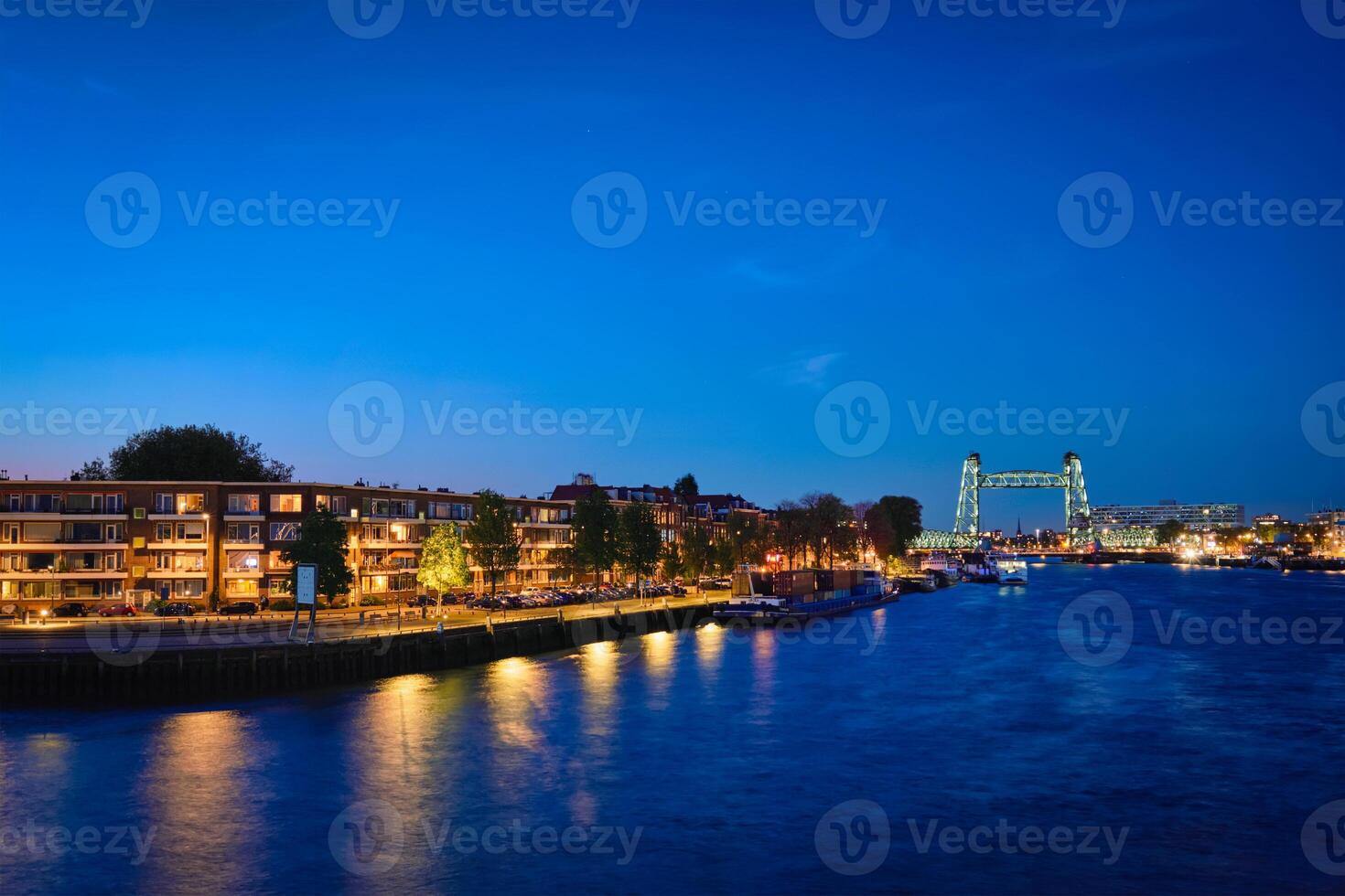 Rotterdam paisaje urbano con Delaware hef puente y noordereilandia a cerca foto