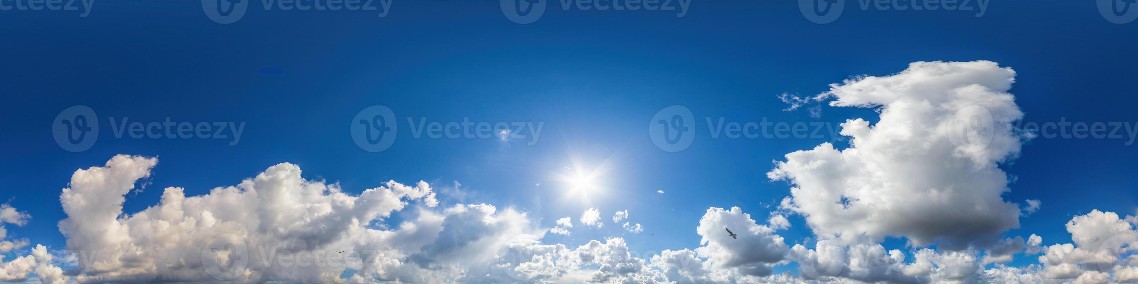 azul cielo panorama con hinchado cúmulo nubes sin costura hdr pano en esférico equirrectangular formato. cielo Hazme o cenit para 3d visualización, juego y cielo reemplazo para aéreo zumbido 360 panoramas. foto