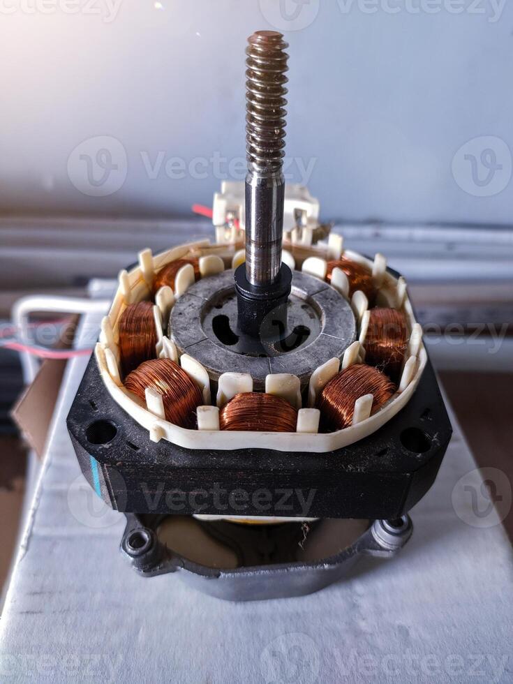 cerca arriba el rotor y ventilador estator devanado circuito y alambrado conexión. foto