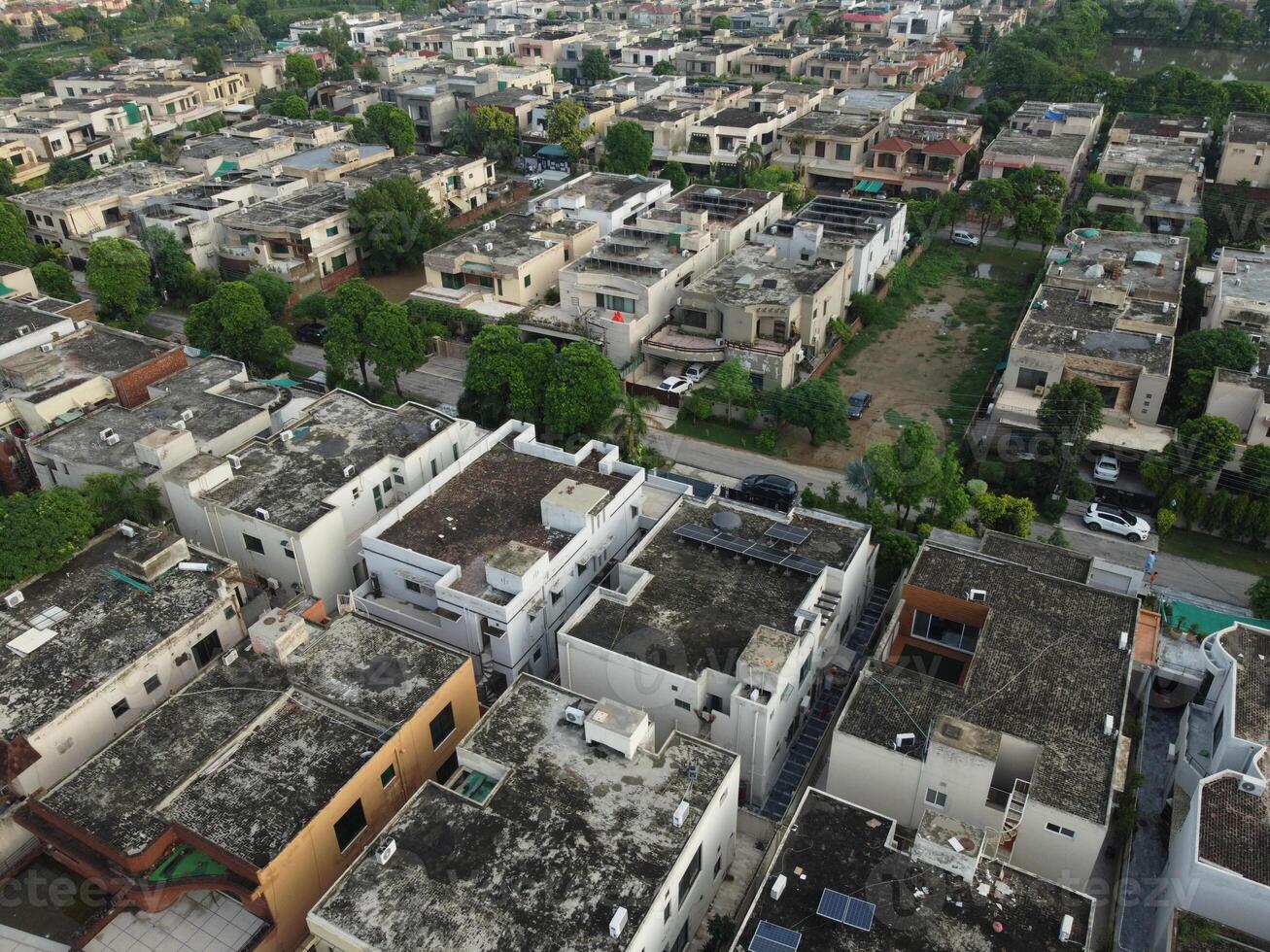 rectangular conformado asentamiento de el Rico distrito, mirando abajo aéreo ver desde encima pájaro ojo ver villas con piscina en 2023-07-22 en lahore Pakistán foto