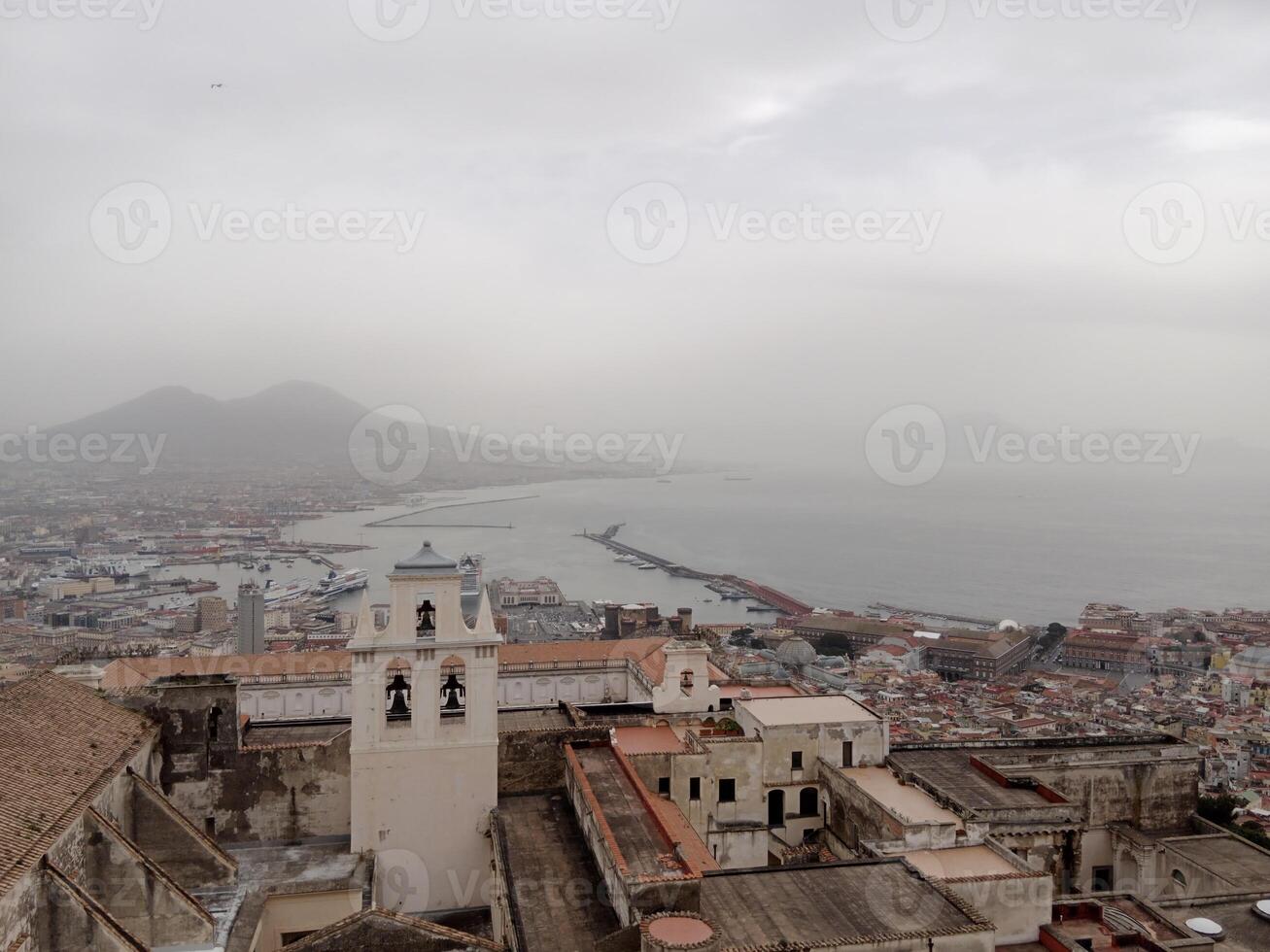 panorama de Nápoles desde castel sant'elmo ofertas un asombroso ver de el de la ciudad vibrante calles, histórico puntos de referencia, y el fascinante belleza de el bahía de Nápoles foto