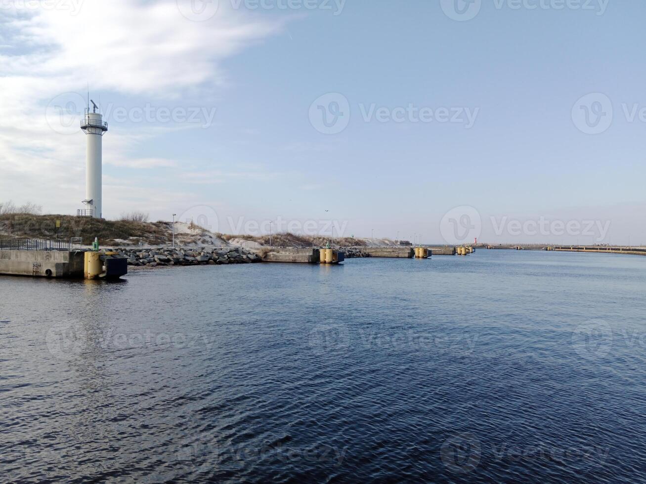 tomando un paseo a lo largo el Puerto y muelle en kolobrzeg, Polonia, ofertas un encantador experiencia con pintoresco puntos de vista de el báltico mar y el bullicioso marítimo actividad. foto