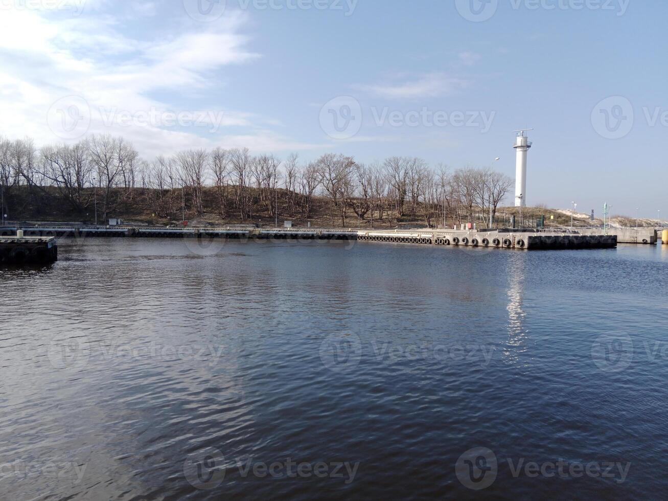 tomando un paseo a lo largo el Puerto y muelle en kolobrzeg, Polonia, ofertas un encantador experiencia con pintoresco puntos de vista de el báltico mar y el bullicioso marítimo actividad. foto