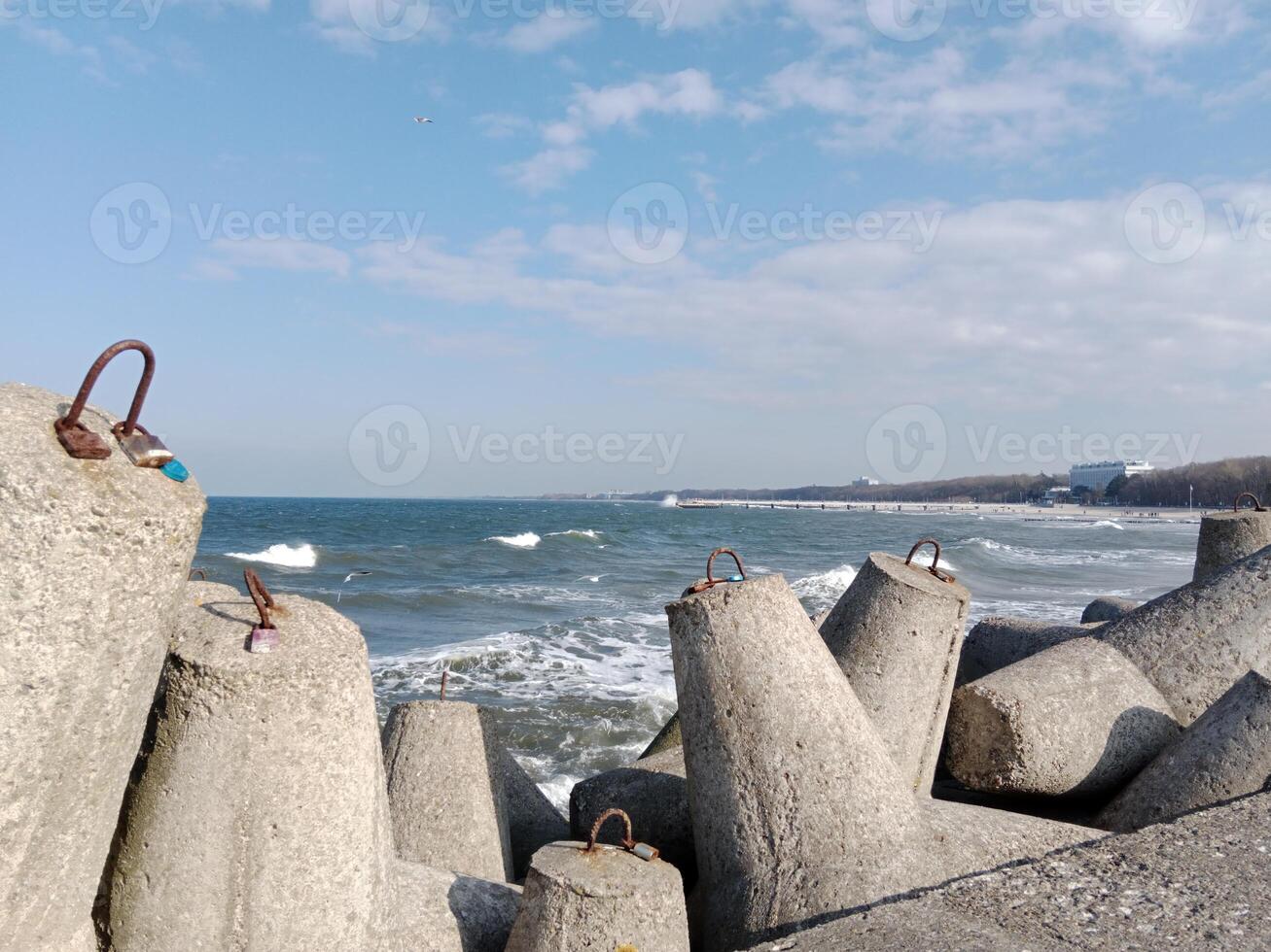 tomando un paseo a lo largo el Puerto y muelle en kolobrzeg, Polonia, ofertas un encantador experiencia con pintoresco puntos de vista de el báltico mar y el bullicioso marítimo actividad. foto