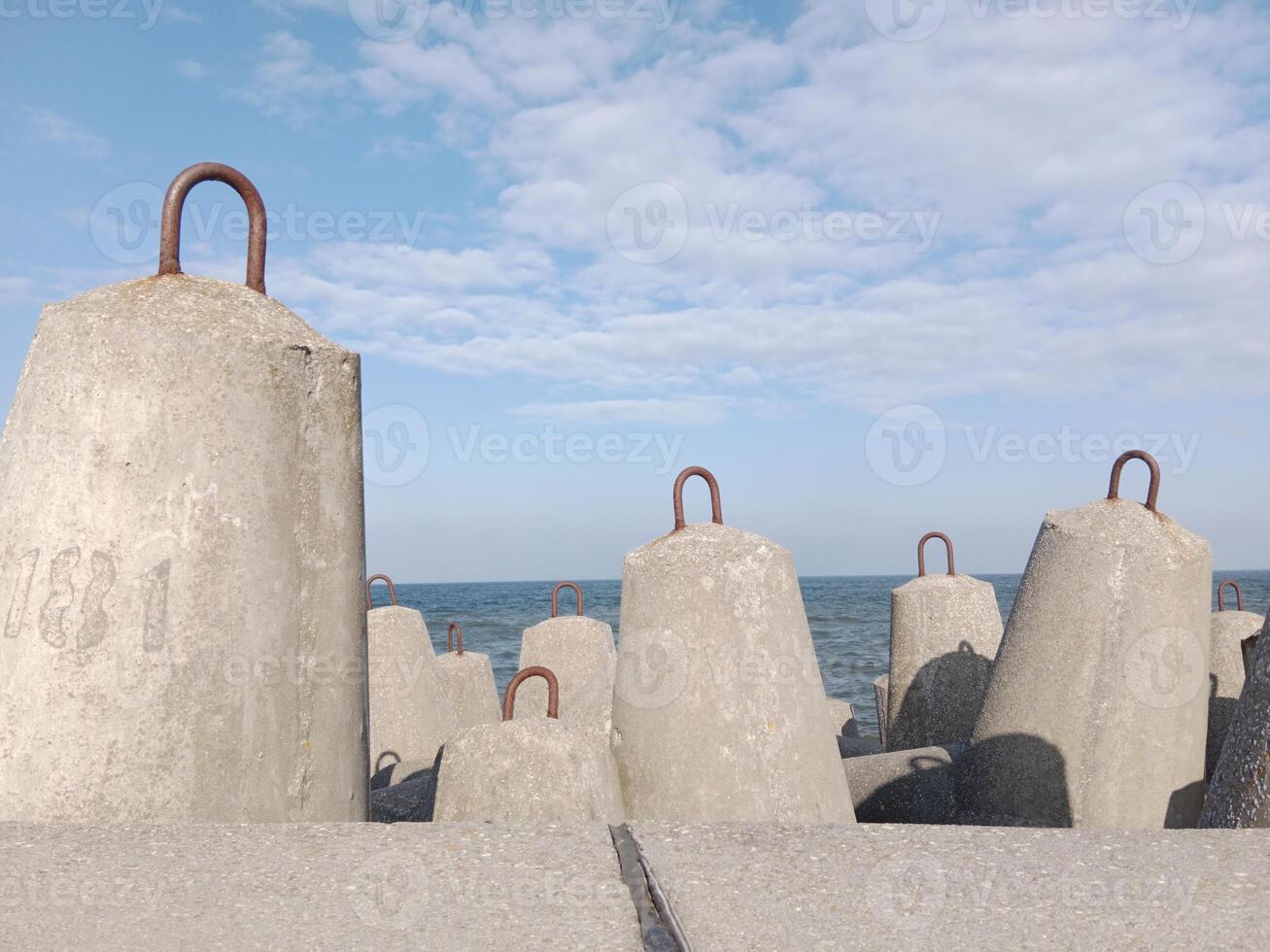 tomando un paseo a lo largo el Puerto y muelle en kolobrzeg, Polonia, ofertas un encantador experiencia con pintoresco puntos de vista de el báltico mar y el bullicioso marítimo actividad. foto