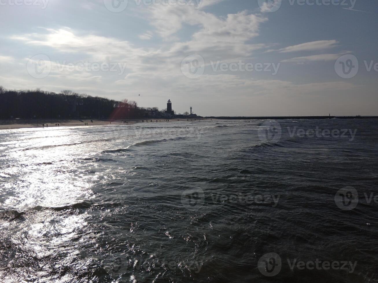 tomando un paseo a lo largo el Puerto y muelle en kolobrzeg, Polonia, ofertas un encantador experiencia con pintoresco puntos de vista de el báltico mar y el bullicioso marítimo actividad. foto