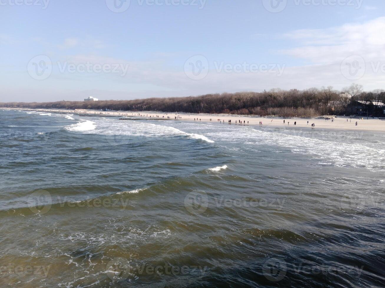 tomando un paseo a lo largo el Puerto y muelle en kolobrzeg, Polonia, ofertas un encantador experiencia con pintoresco puntos de vista de el báltico mar y el bullicioso marítimo actividad. foto