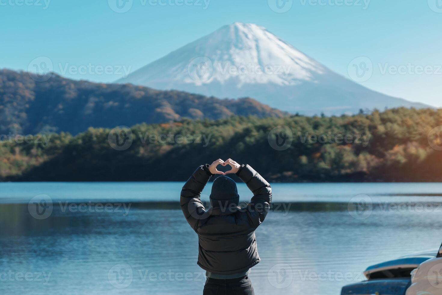 mujer turista disfrutar con fuji montaña a lago saiko, contento viajero Turismo montar fuji y la carretera viaje fuji cinco lagos punto de referencia para turistas atracción. Japón viajar, destino y vacaciones foto