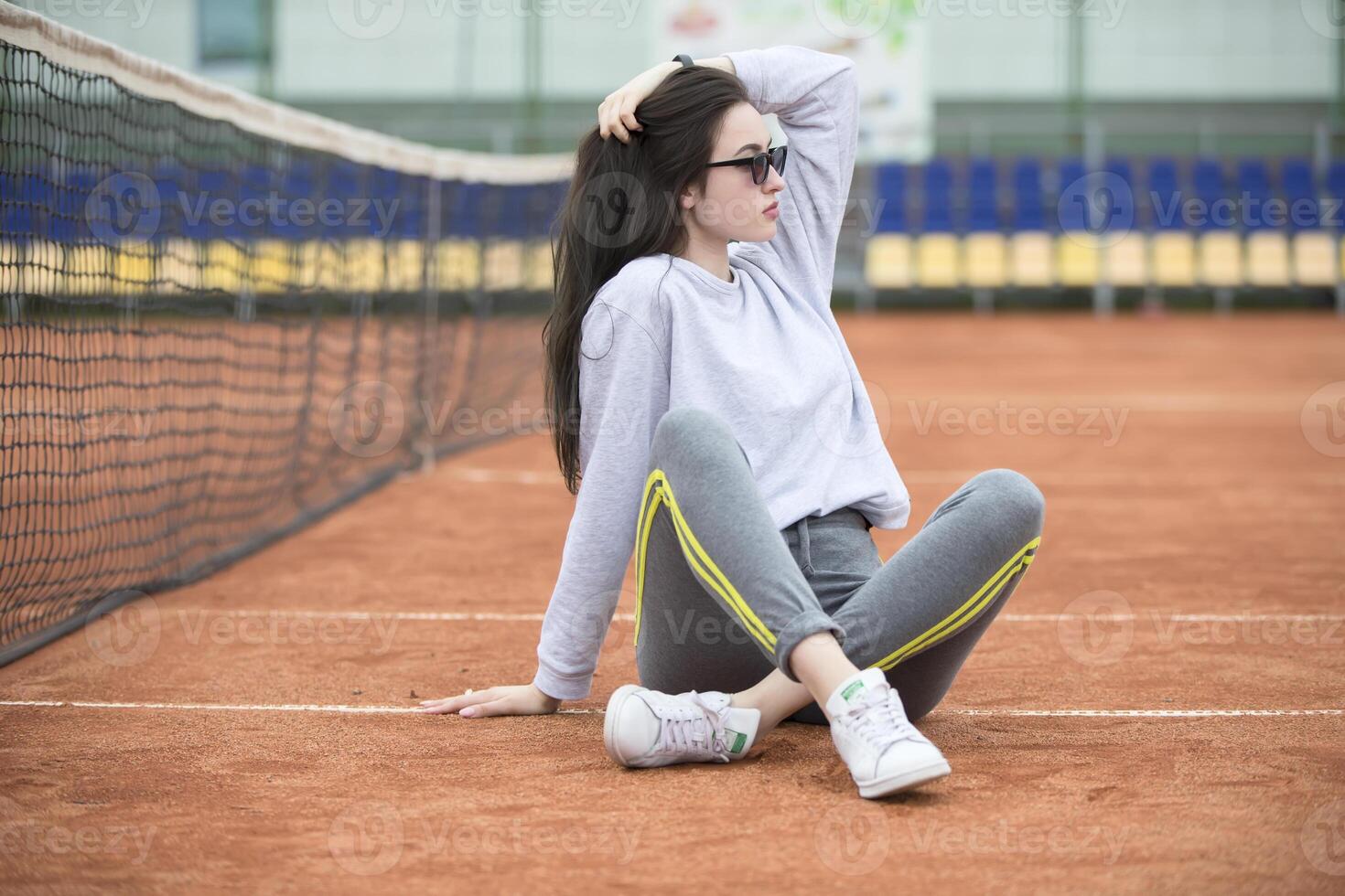 hermosa joven niña a el estadio para tenis.deportes mujer foto