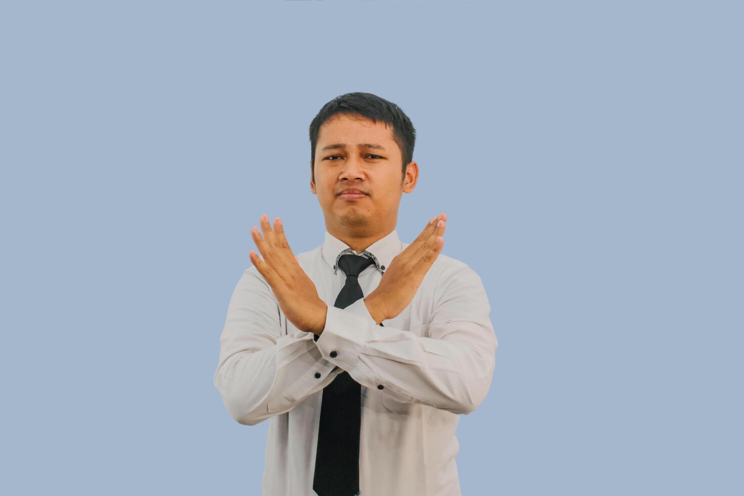 adulto asiático hombre mirando cámara con grave expresión con su mano haciendo bloquear gesto foto